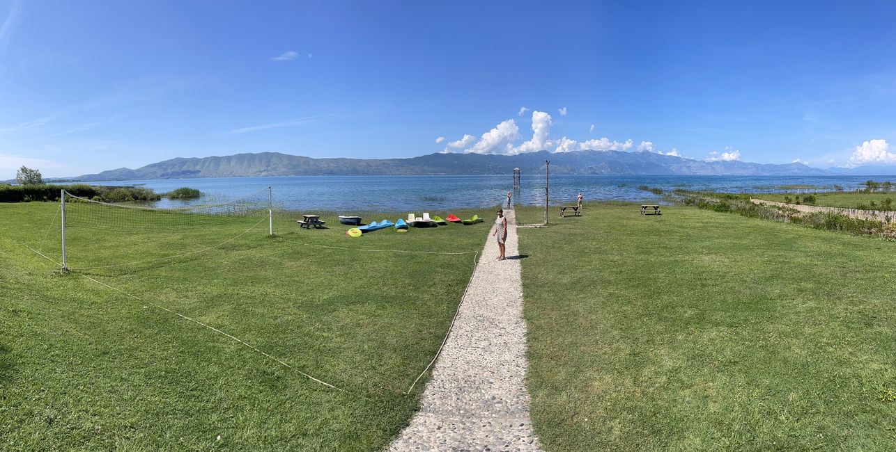 Der Zugang zum See im Lake Shkodra Resort