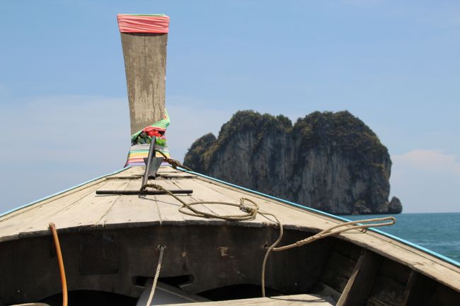 Aussicht aus dem Longtailboot nach vorne: Poda-Island
