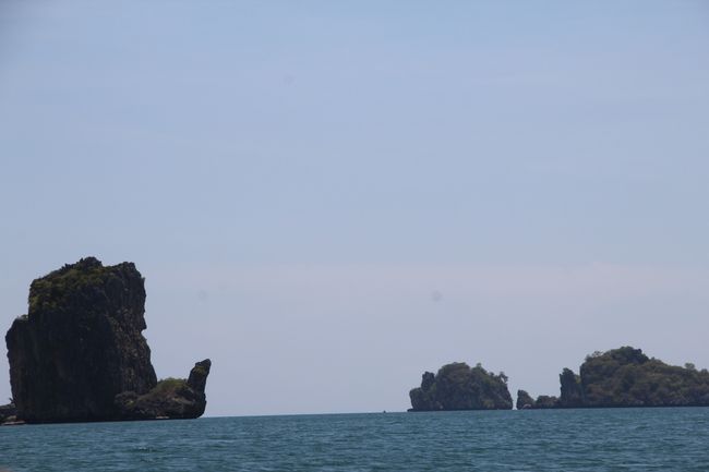 Aussicht vom Longtailboot auf Felsen