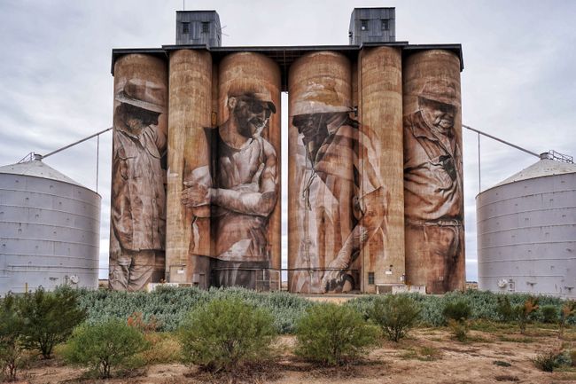 Ein fantastischer Streetart-Künstler hat hier die Generationen einer Farmerfamilie abgebildet