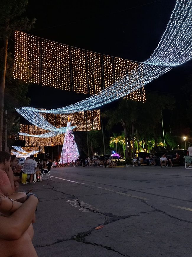 Altogether, it has a really nice effect. In the background, you can also see palm trees decorated with LEDs and a ball with a gift ribbon. For me, it was a bit difficult to get into the Christmas vibes, but it was very impressive to experience the holidays in a different way.