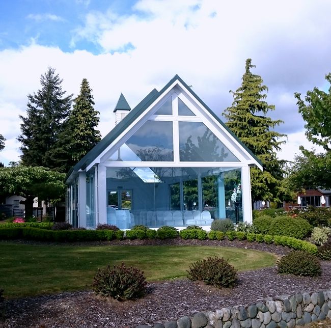 Das ist eine sehr offene Kirche - rundherum Glaswände mit Blick auf den See