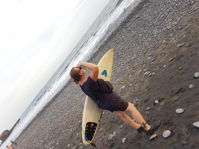 Ein freundlicher Mann am Strand hat mir sein Surfboard für dieses Foto geliehen. Ich finde es steht mir super. Aber trotz perfekt eintrainierter Surferpose, ist es wohl die Bauchtasche, die mich verrät...:-)