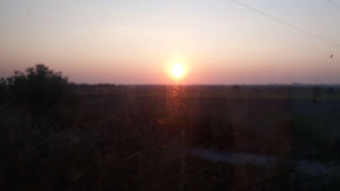 Sonnenaufgang aus einem bulgarischen Zug.