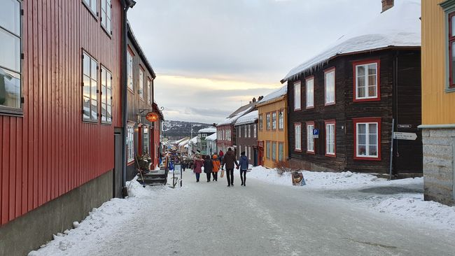 Straßen von Røros mit ein wenig Touristen