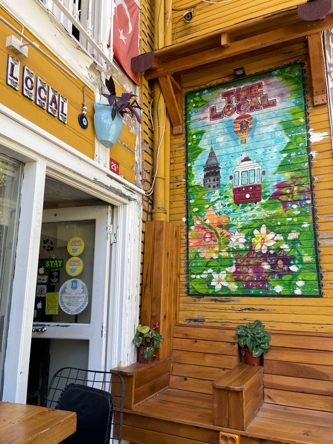 The Local, Cafe und Hostel