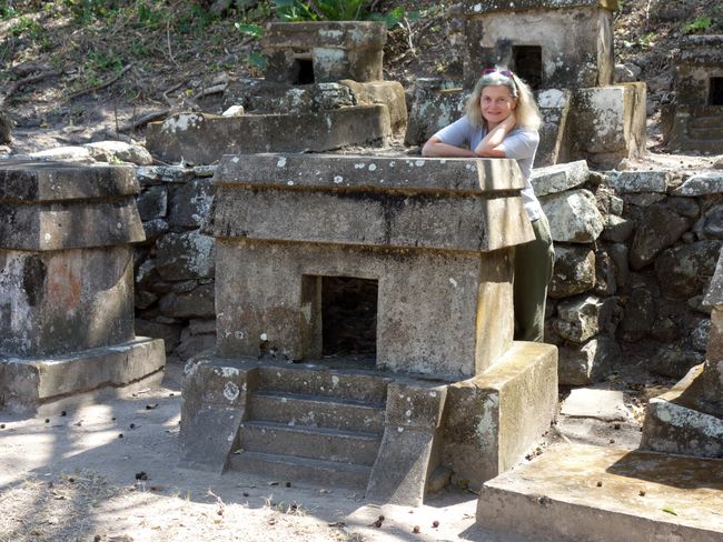 Mexiko (hinter einem Totonaken-Grab in Quiahuiztlan)