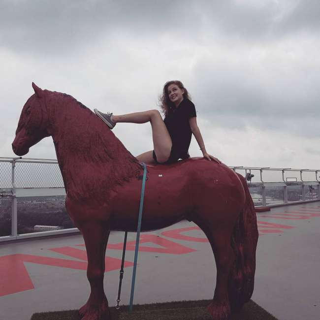 Ich auf einem Pferd über den Dächern von Amsterdam
