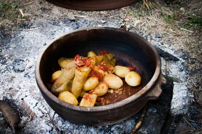 traditionell serbisches Küche überm Feuer gekocht