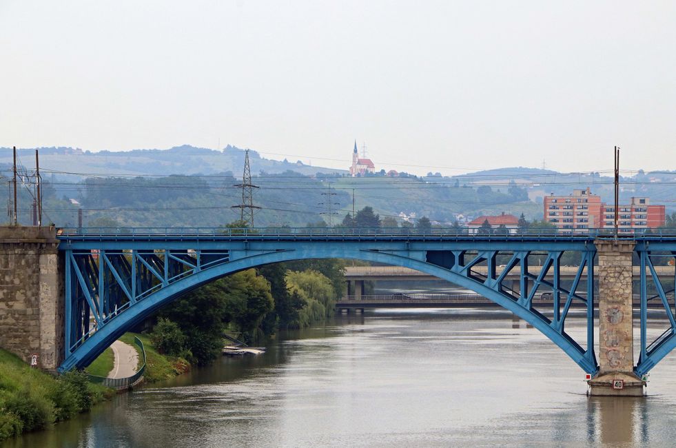 Die Eisenbahnbrücke mit dem Blick flussabwärts.