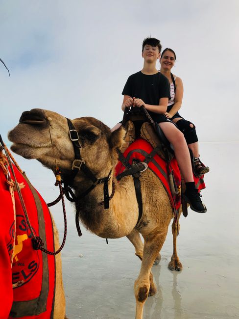 Mo +Iris en barcos de desierto en Broome