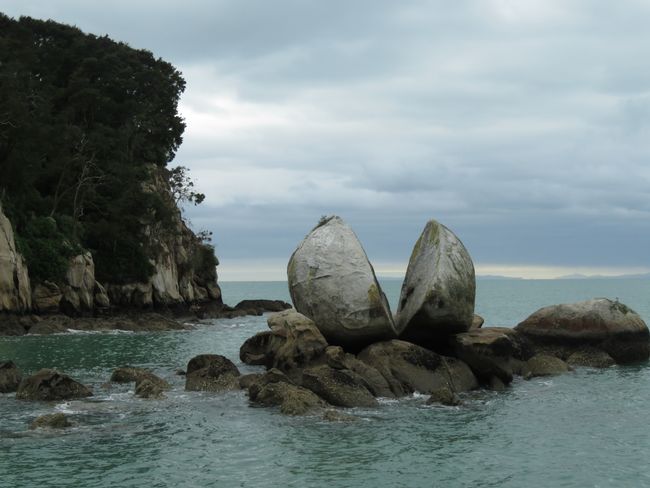 Split Apple Rock in Abel Tasman National Park