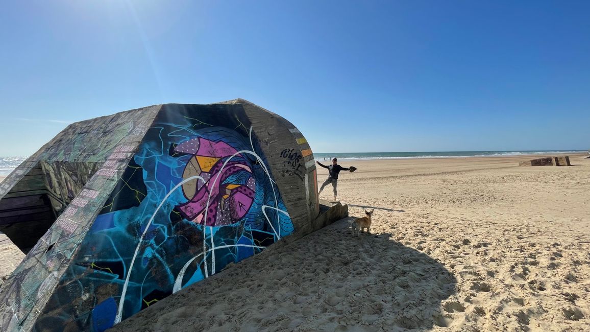 Graffiti bunker at Dune de Vensac