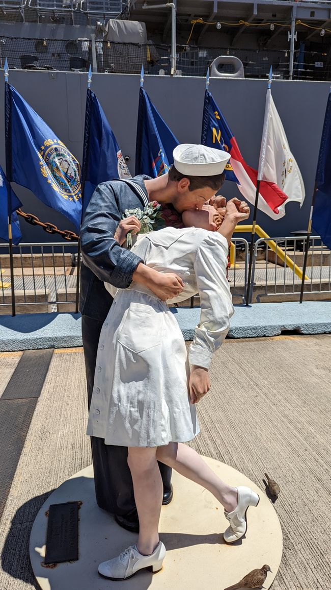 Kissing Couple vor dem Battleship Missouri