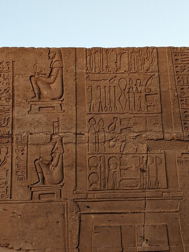 Darstellung veschiedener medizinischer Werkzeuge, welche als dem Pharao übergeben wurden