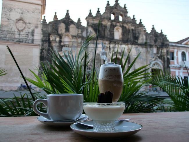 leckerer Kaffee mit Blick auf die Iglesia La Merced