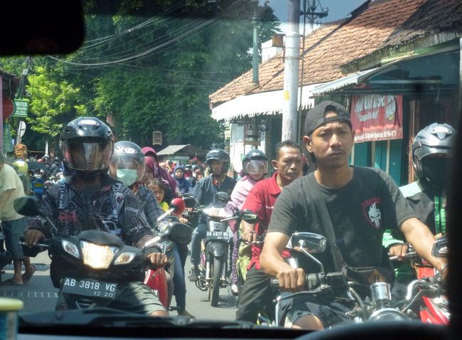 Typischer Verkehr auf Java's Straßen