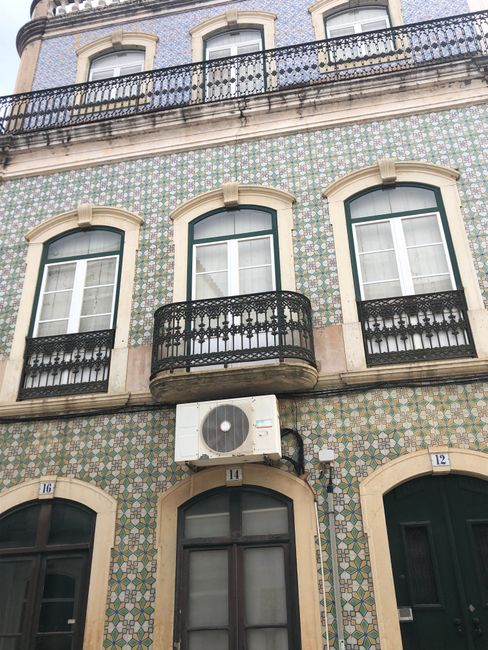 Ein Haus mit verschiedenen Azulejos