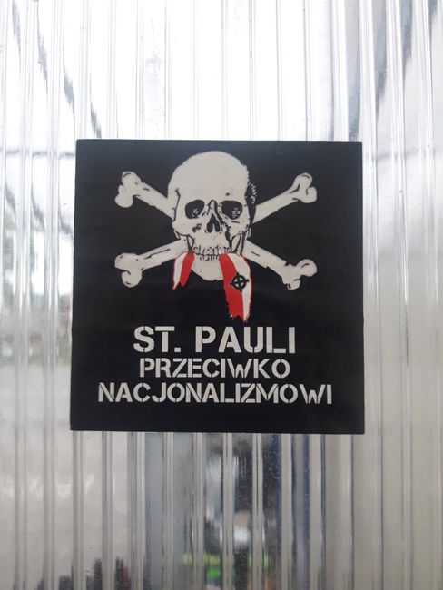auch in Osteuropa Synonym Antifaschismus - an Bushaltestelle in Sanok entdeckt