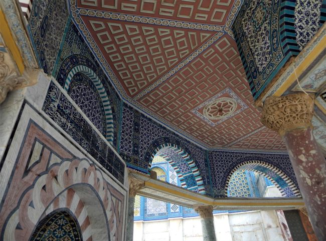 Decoraciones de mosaico en la pequeña cúpula frente a la Cúpula de la Roca