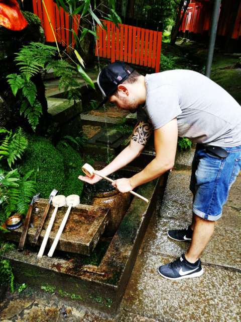 Rituelle Waschung auf dem Inari Pfad 