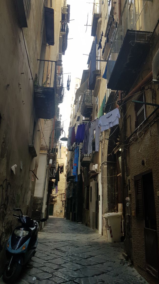 Neapolitanische Gassen mit Wäscheleine über der Straße