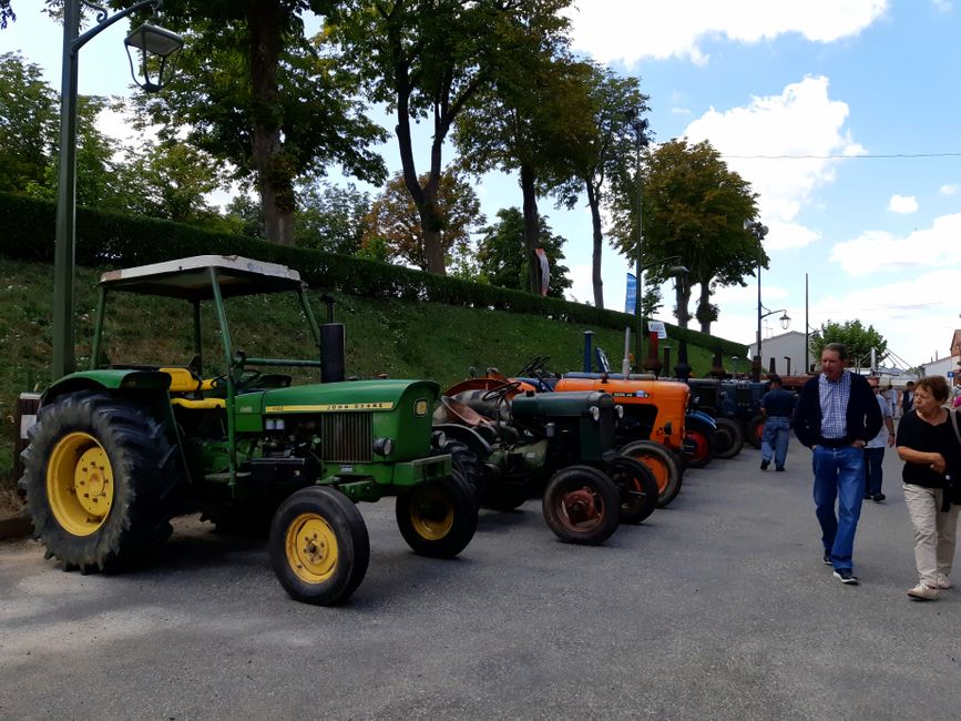 Not the flea market, tractor parade in Le Fousseret