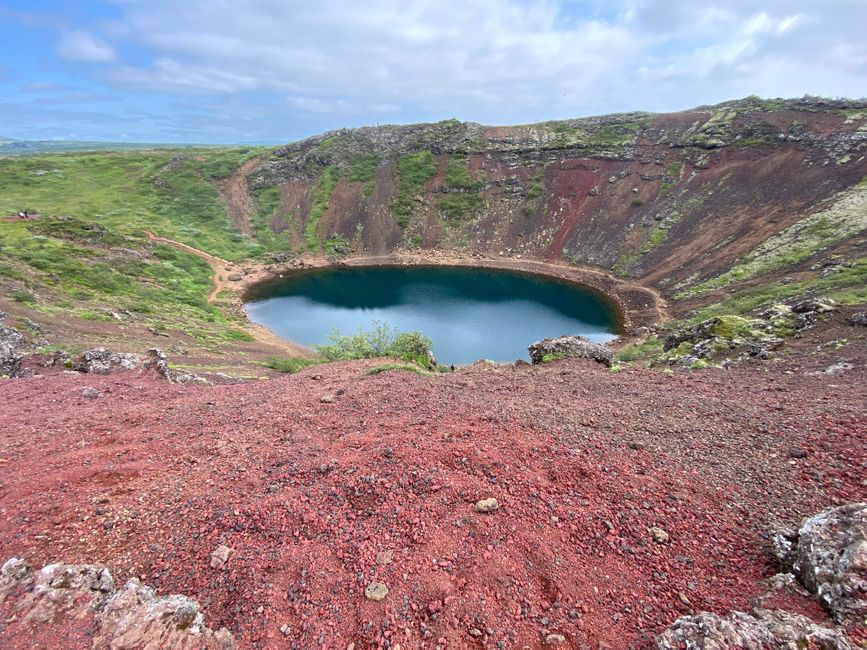 Der CERID Crater. Der Krater ist 6.500 Jahre alt und der nördlichste in der Kraterreihe Tjarnarholar. Das Oval misst rund 270 Meter x 170 Meter. Der Krater selbst ist 55 Meter tief. Die Wassertiefe des Sees schwankt zwischen 7 und 14 Meter.