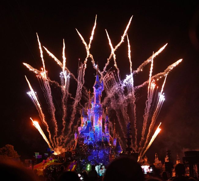 Final Disney show with awesome fireworks