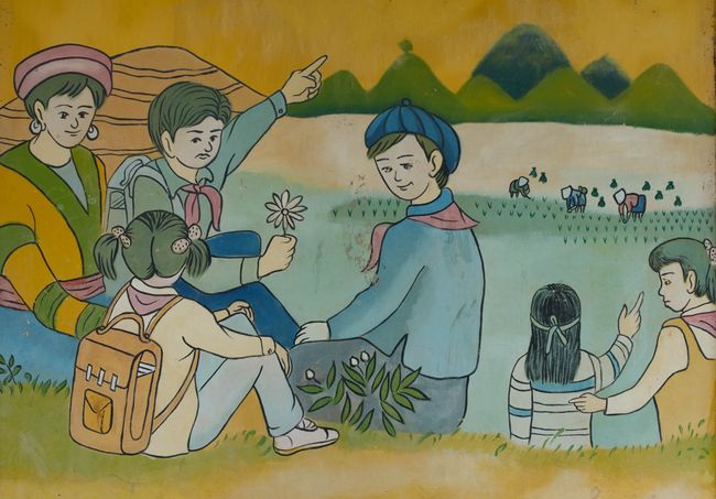 Kegelförmige Berge, Reisfelder und vielfältige Kopfbedeckungen. Wie auf diesem Wandbild an einer Grundschule haben wir Vietnam kennengelernt.