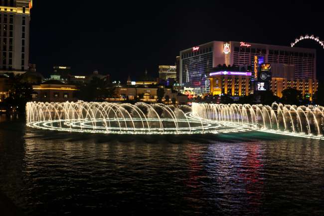 small fountains in front of the Bellagio