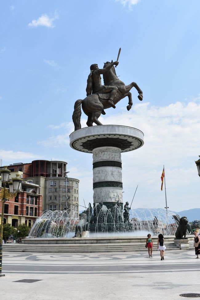 Skopje - ti kapitolio ti adu nga estatua (maika-15 a pagsardengan) .