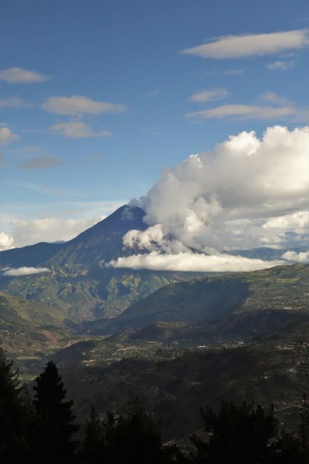 Der Tungurahua in voller Pracht. Das sind nur Wolken und kein Rauch. Owohl der Vulkan einer der aktivesten der Erde ist.
