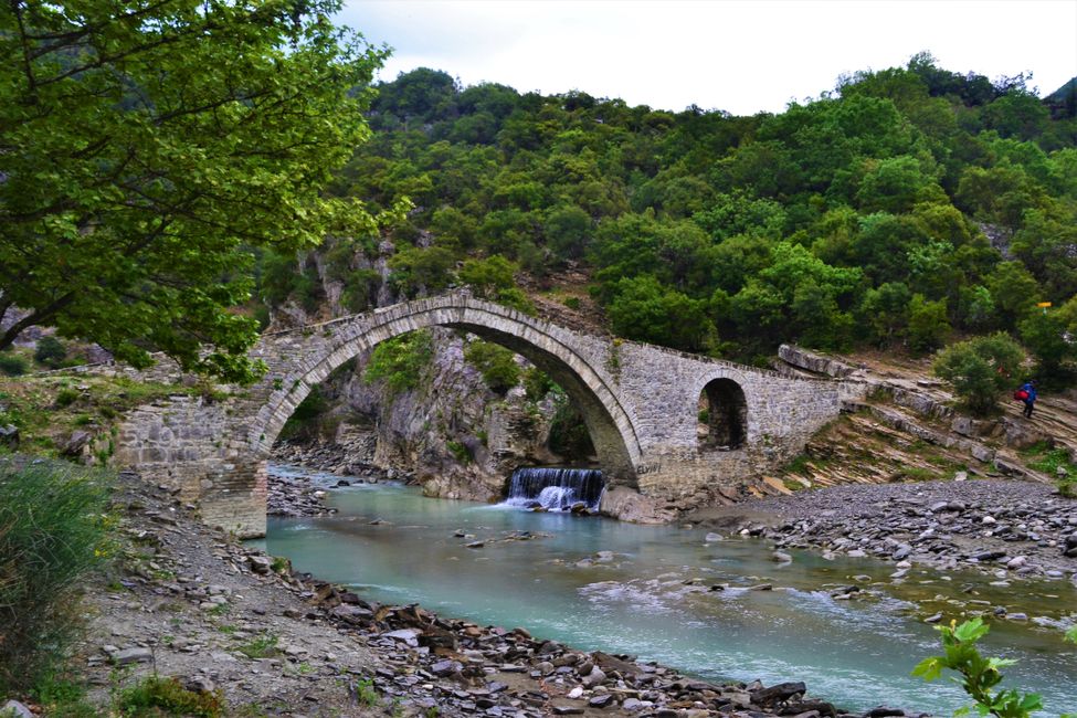 Eine alte Steinbrücke aus dem osmanischen Reich führt zum Pool der heißen Quelle.