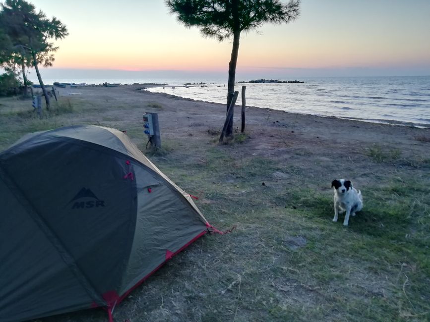 Das Zelt steht pünktlich zum Sonnenuntergang 