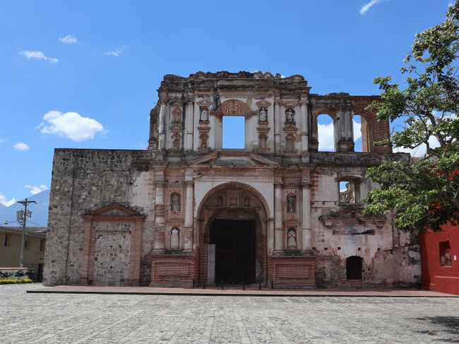 A walk through Guatemala's former capital city :) (Day 189 of the world trip)