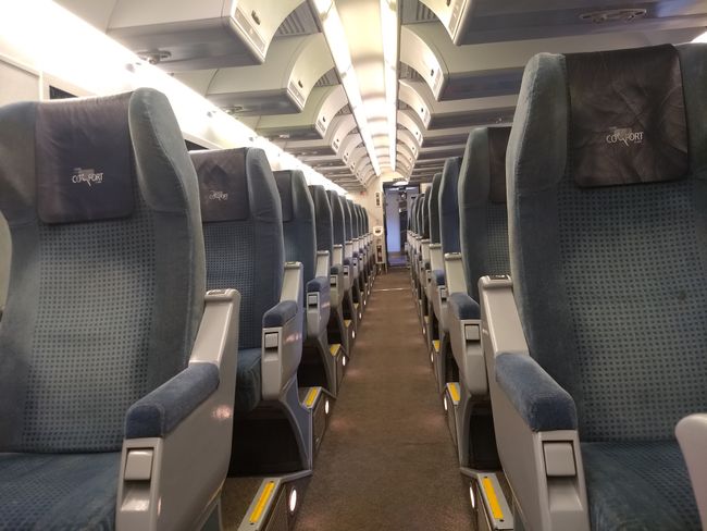 Der Zug ist halb leer, so populaer wie in Europa ist Zugfahren in Kanada naemlich nicht
