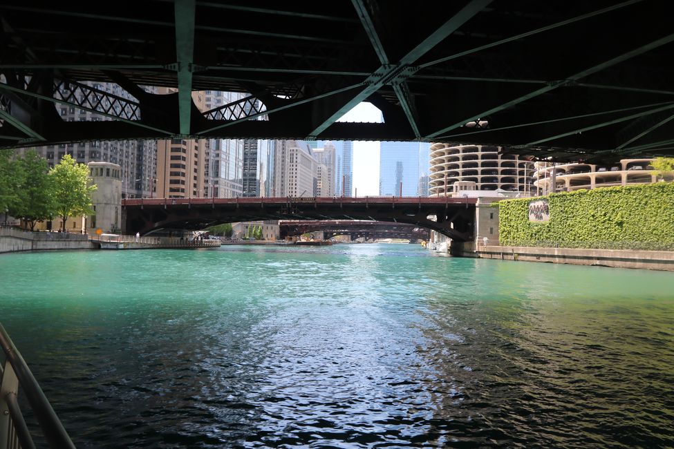 und Brücken über grünem Wasser