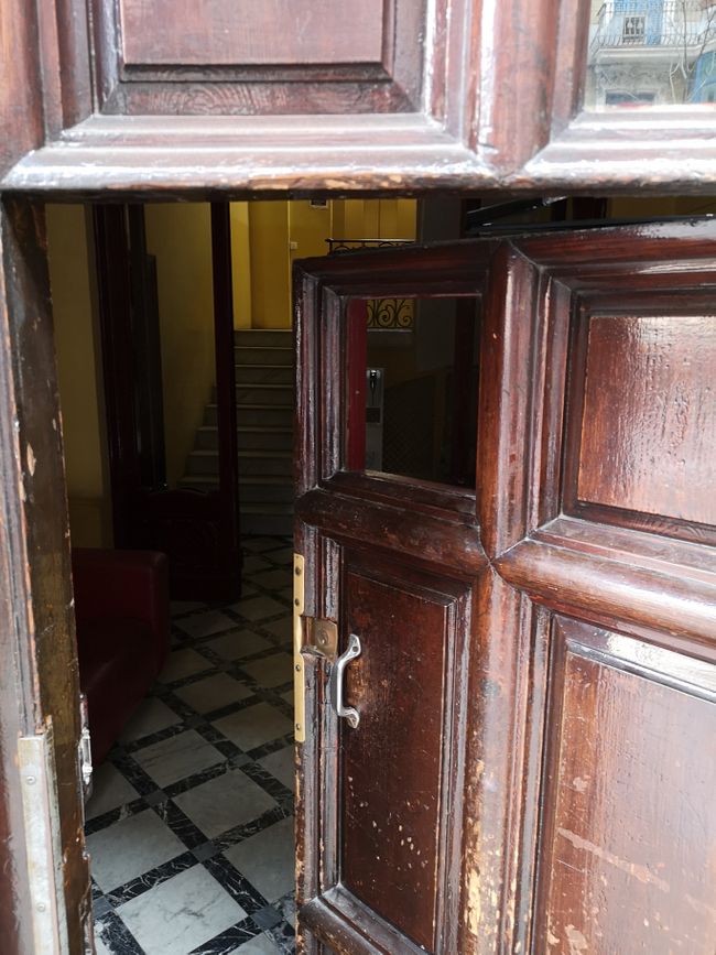 This is the entrance door to my AirBnb. It looks unspectacular until you hit your head on it (door height: approx. 1.70m)