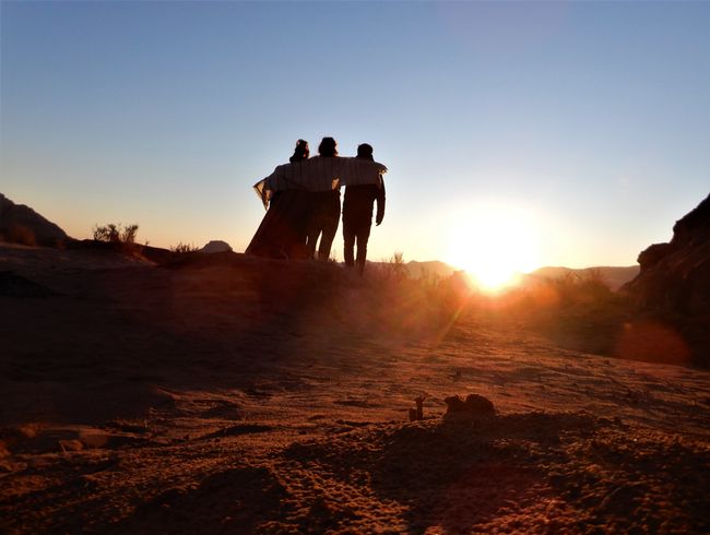 Caóticos de viaje mirando el sol naciente