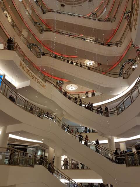 Today was the last shopping Saturday before Christmas and there were big discounts in many shops. The rush is correspondingly large, for example here on the semicircular escalators at NORDSTROM on Market Street