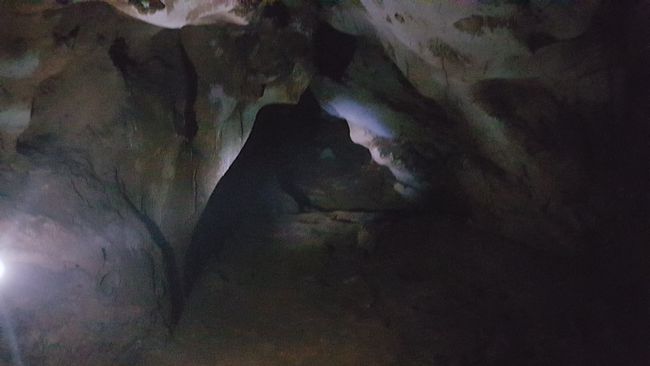 Und in eine Höhle. 