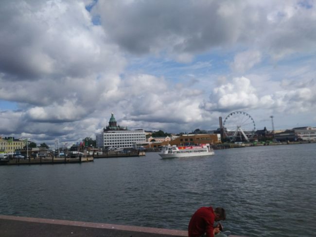 Blick über das Hafenbecken auf das SkyWheel Helsinki