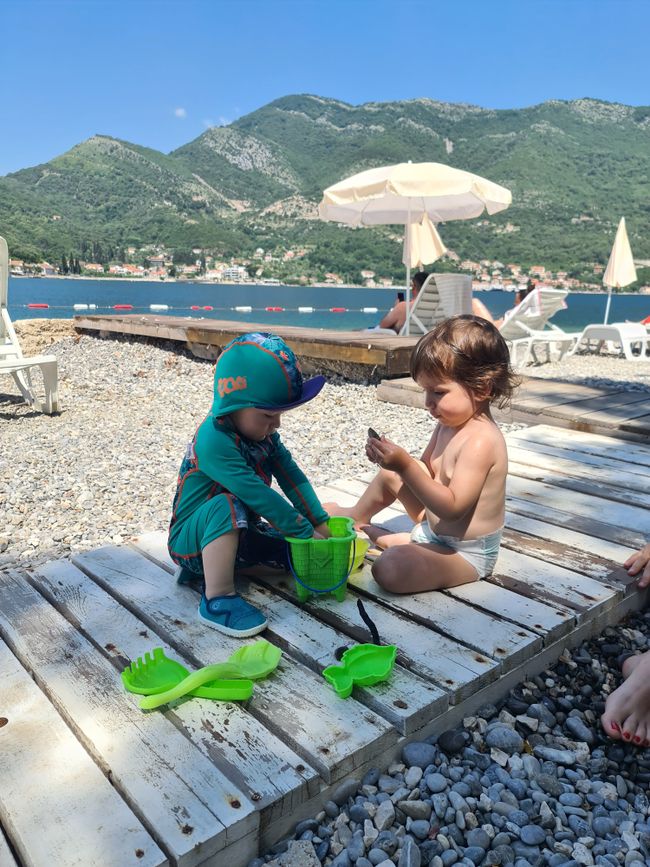Auf dem Weg durch die Bucht gab es auch eine Badegelegenheit und Karl hat direkt Kontakt zu den Montenegrienern hergestellt.