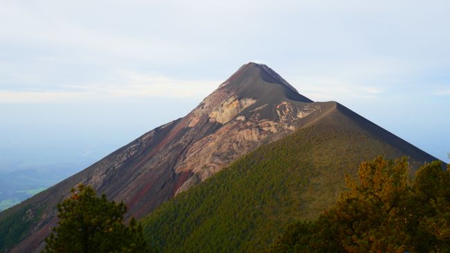 Der Vulkan Fuego in der Morgensonne
