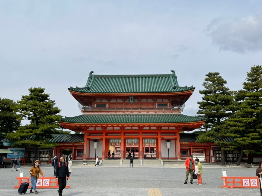 Der Eingang zum heian-jingū (Shinto Schrein)
