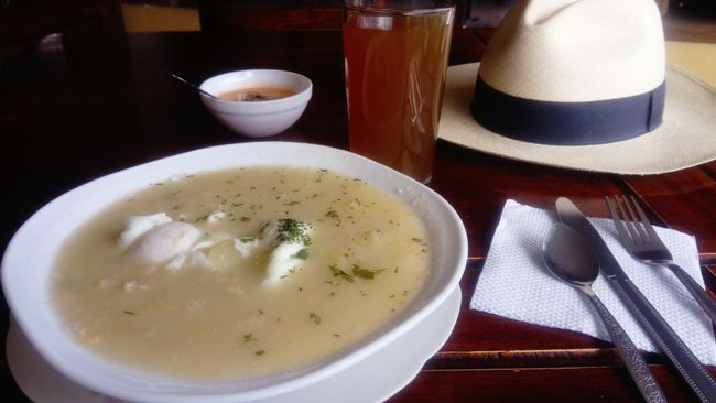 Hier mal ein typisches Mittagsgericht. Los geht's mit einer deftigen Suppe. Gern mit Ei oder Quinoa.