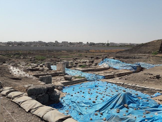 Ausgrabung - im Hintergrund liegt Syrien