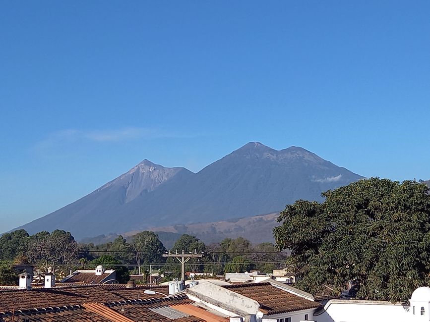 Der Vulkan Fuego mit dem vorgelagerten Plateau (links) und der 3950 Meter hohe, inaktive Acatenango (rechts)