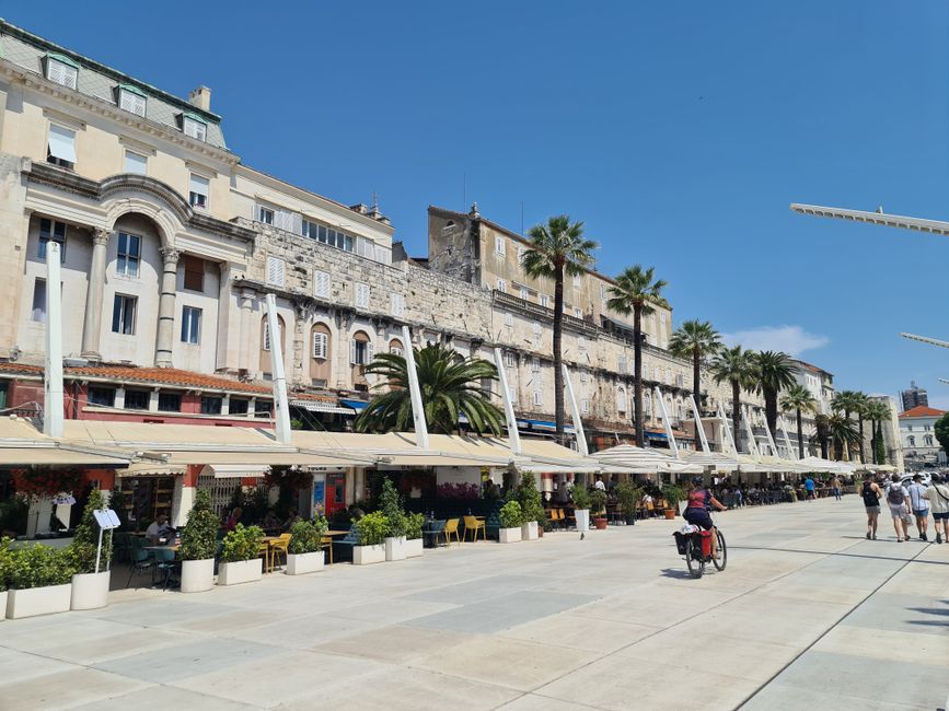 Die Promenade von Split mit den Außenmauern des Palastes.